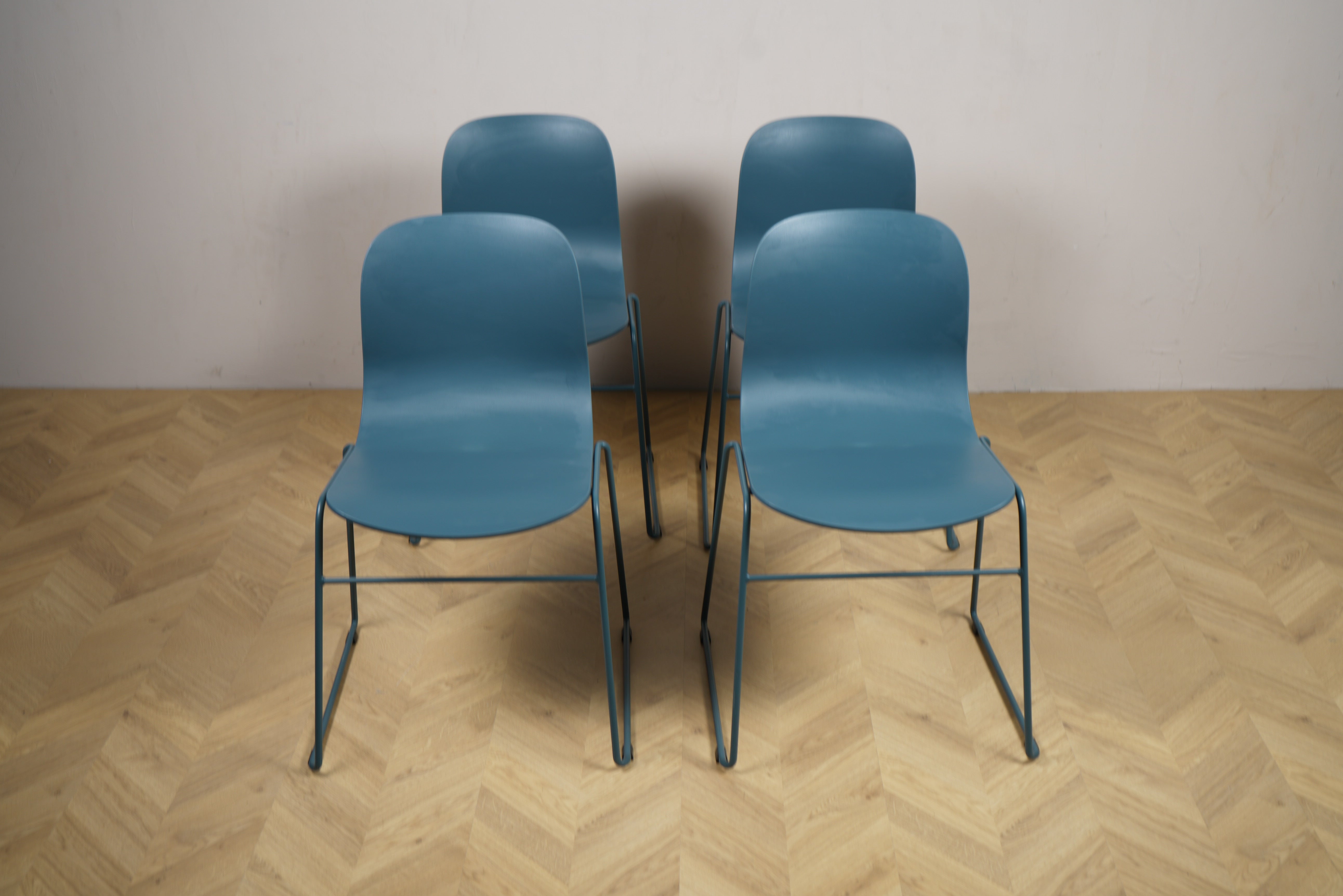 Kinnarps konferencestole set forfra – sæt af 4 stk. i blå plast med sort stel, 46 cm siddehøjde